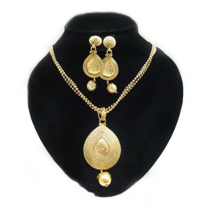Gold set with pendant